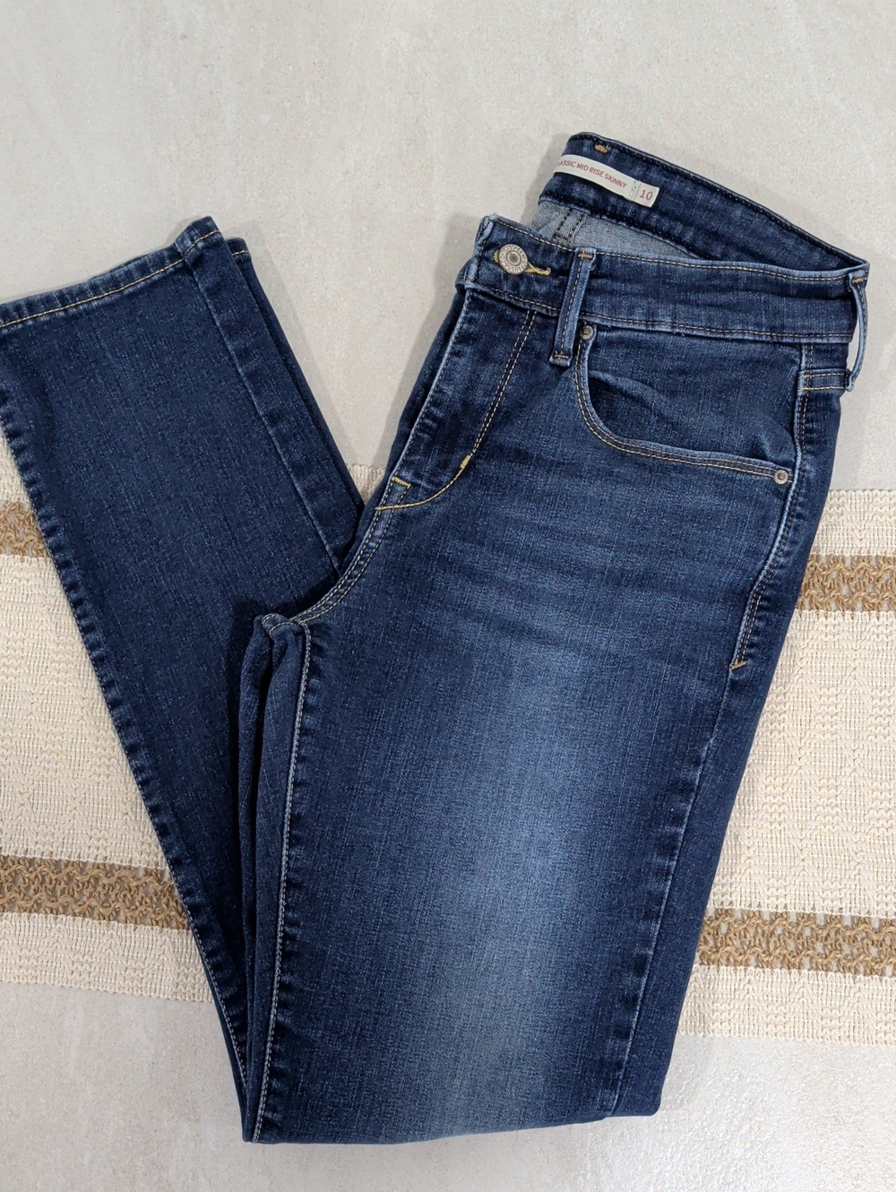 Classic Levi's Mid Rise Medium Wash Women’s Jeans - Blue